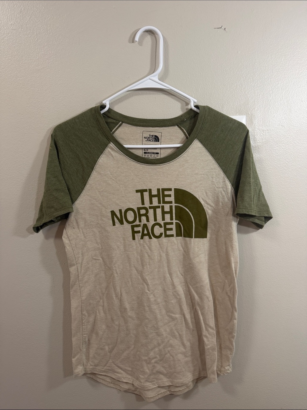 The North Face Olive Sleeve Raglan Logo Tee - Beige Body army green sleeves